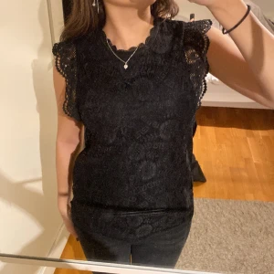 Söt topp💞 - Bra sick, säljer pga att den inte kommer till användning💕 Super söt topp med spets! Köpare står för frakt