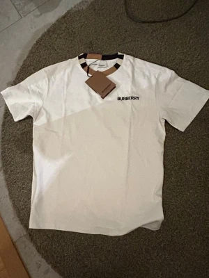 Vit Burberry tshirt  - Säljer för att den är för stor för mig aldrig använts…