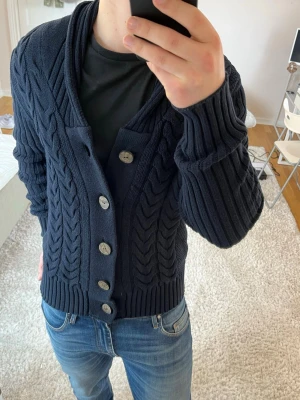 Stickad cardigan  - Cardigan | Mycket bra skick | Size - L | Pris 299 | Hör av dig vid minsta fråga eller fundering📩
