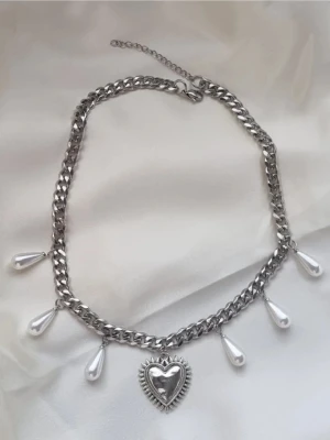 Handgjort halsband med pärlor och hjärta  - Material-rostfritt stål. Kedjetjocklek-7,2mm #64