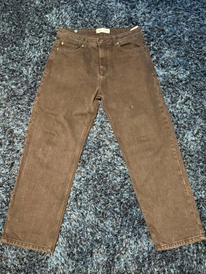 Svarta baggy jeans från FSBN - Säljer ett par baggy jeans från FSBN i storlek 32/30. Jeansen har klassisk femficksdesign, raka ben och en avslappnad passform. Perfekta för dig som gillar en loose och bekväm stil. Materialet är tåligt jeans-tyg.