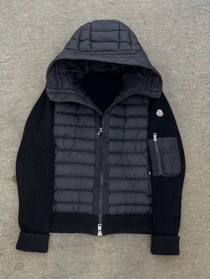 Moncler cardigan  - Hej! Jag säljer nu min moncler cardigan, skicket är 9,5/10 den är andvänt väldigt sparsamt och lite, andledningen varför den säljs är pågrund av att jag ändrade min personliga stil så har jag inte mer behov av den  längre. Den är äkta och köpt ifrån en butik i Sthlm som heter Nk, priset är hugget i Sten hör av dig vid minsta lilla fundering! 🙌😄