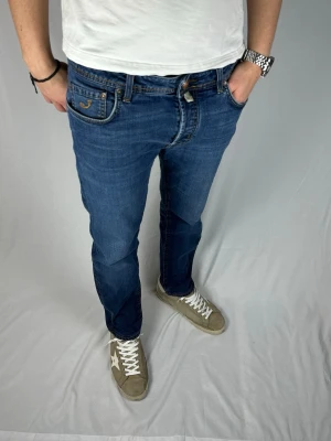 Jacob Cohën 688 Comfort - Size: W34 Skick: 8.5/10, väldigt bra utan märkbara defekter. Retail pris: 4000kr (+). Modellen är 185cm och väger 78kg. Mått: 95x45 (Ytterben + midja) Hör av dig vid frågor eller funderingar!