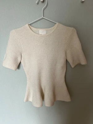 Stickad topp - Stickad peplumtopp från hm. Använd enstaka gånger så i mycket fint skick!