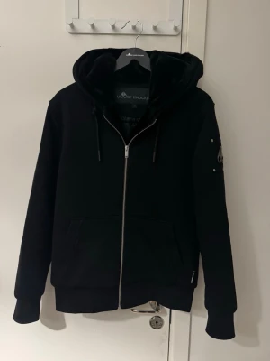 Moose Knuckles Bunny hoodie jacka - Som ny, Pris kan diskuteras!! Tja , säljer denna feta moose Bunny eftersom använder inte den. Köpt för 1 månad sedan och har endast används 3 gånger. Storlek S, kvitto, tagg.