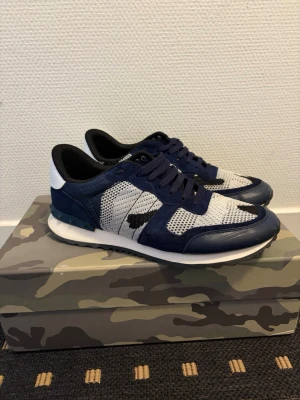 Valentino Rockrunners  - Ett par riktigt feta Valentino Rockrunners i blå och vit! Dom är i använt skick men har fortfarande väldigt mycket att ge! Kvitto finns! Skriv om du har frågor!