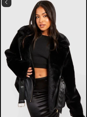 Jacka SÖKES! - Söker denna jacka från boohoo i storlek XS/S. Snälla om ni vill sälja, så köper jag mer än gärna. Vi kan till och med diskutera priset ihop. 