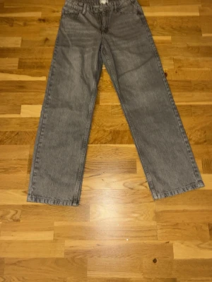 Grå raka jeans från I.M.D - Snygga grå jeans från I.M.D med rak passform och klassisk femficksdesign. Jeansen är tillverkade i denim och har en enkel look som passar till det mesta. Perfekta för dig som gillar en avslappnad och stilren stil.