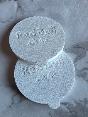 Vita -lock i plast med logga  - Två pack lock i plast med logga håller kolsyran längre och skyddar. Passar endast red3bull