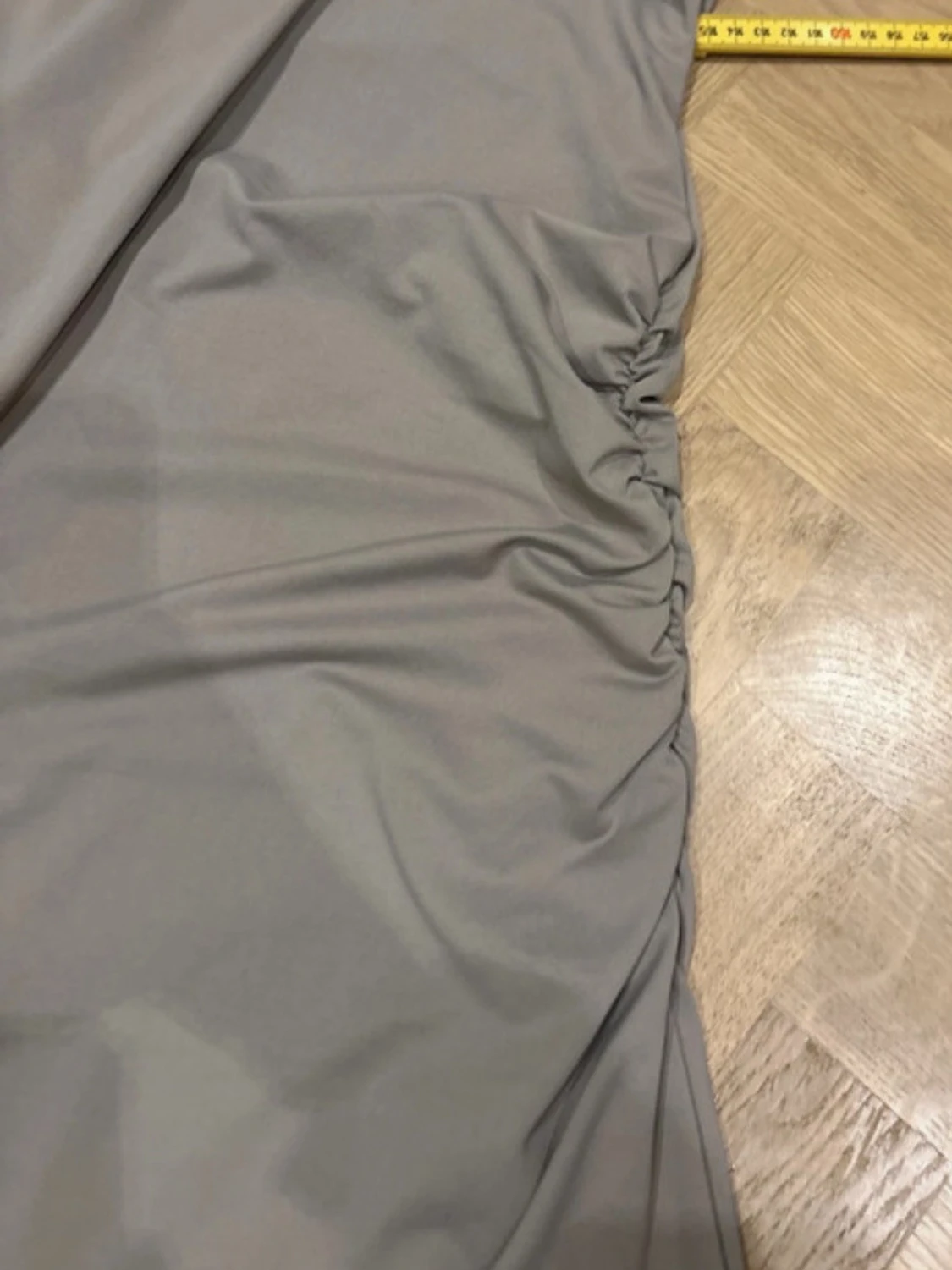 Grå långklänning med rynkade detaljer - 1