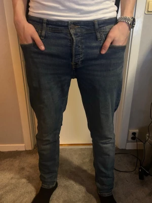 Blåa slim fit jeans från jack and jones - Jack and jones jeans, köpta för 900. Slimfit/glenn strlk 33/34. Gott skick. Pris går att diskutera.