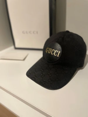 Gucci baseball canvas keps - Gucci baseball canvas keps i gott och fräscht skick sällsynt att få tag på! All tillbehör kommer med. Är även öppen för byten