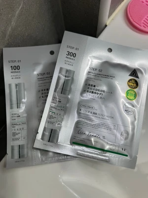 VT Cica Reeedle S 2-stegs ansiktsmask - 2-stegs ansiktsmask från VT med Cica och Hyaluron. Förpackningarna innehåller både serum och mask i silverfärgade påsar. Masken är framtagen för att balansera och vårda huden, och finns i varianterna 100 och 300 Reeedles.