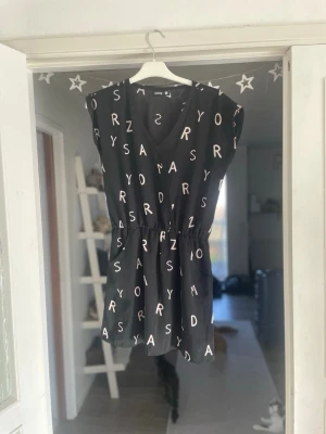 Vacker svart klänning  - En vacker svart klänning från Sinsay i storlek XS. Den har fickor och är i väldigt bra skick, knappt använd. Kontakta mig om du har några frågor 💞