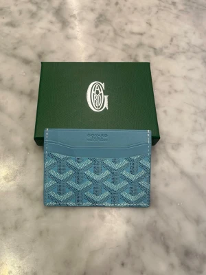 Korthållare - Säljer en stilren och lyxig blå korthållare. Aldrig använd, helt ny