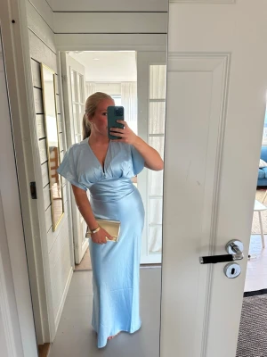 Ljusblå långklänning - Jättefin blå balklänning från Gina Tricot. Helt slut på hemsidan. Hör av er vid fler frågor. 🩵