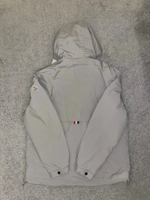 Moncler windbreaker jacka - Moncler jacka som är knappt använd.