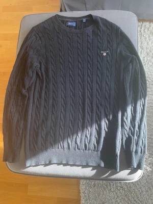 GANT kabelstickad M mörkblå - Mörkblå kabelstickad tröja från GANT. Storlek M knappt använd, precis som ny