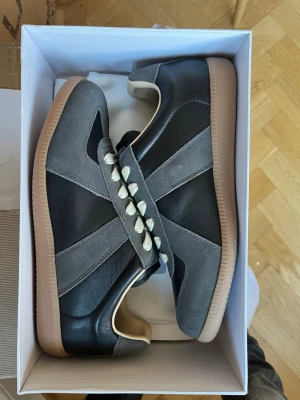 Maison Margiela Gats - Svarta och gråa Maison Margiela skor. Helt nya! Kom privat för flera frågor!