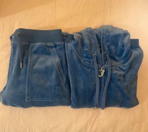 Juicy couture - Juicy couture dress i blå färg. Varsamt använda i fint skick. Nypris för setet är 3500kr. 💕 storlek XS. 