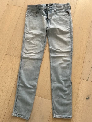 Ljusblå Replay jeans straight fit - Snygga ljusblå jeans från Replay med klassisk femficksmodell och raka ben. Jeansen har en avslappnad passform och är tillverkade i mjukt bomullsdenim. Perfekta för en casual look och lätta att matcha med olika stilar. Hör av er vid fler frågor.