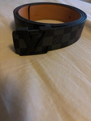 L.v bälte  - Snygg svart bälte aldrig använd 115 cm pris kan diskuteras 