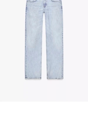  jeans - Säljer ett par ljusblå jeans med rak passform och klassisk femficksdesign. Jeansen har hög midja och är tillverkade i denim med en snygg tvättad look. Perfekta för en avslappnad och trendig stil.zara