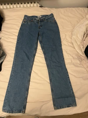 Blå raka jeans från 157 - Säljer ett par klassiska blå jeans från 157 straight leg passform .