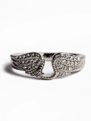 Zadig & Voltaire liknande Silverring - Snygg silverfärgad ring med vingeformad design och glittrande stenar på ovansidan. Ringen har en unik form där vingarna möts framtill och ger ett coolt och elegant intryck. Perfekt för dig som gillar detaljer och vill sticka ut. Rostar