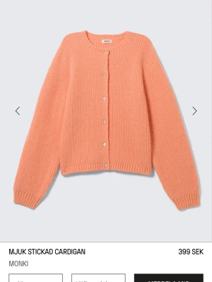 Söker !!!Persikofärgad stickad cardigan Monki - Supermjuk persikofärgad stickad cardigan från Monki med rund halsringning och knappar framtill. Tröjan har långa ärmar och ribbade muddar vid ärmslut och nederkant. Perfekt för lager på lager och en chill look.