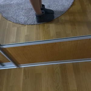 Mörkgrå Uggs liknande skor  - Mysiga mörkgrå boots med rund tå och platt sula. Skorna har ett fluffigt foder på insidan som håller fötterna varma under kalla dagar. Utsidan är i mockaliknande material och de är enkla att dra på. Perfekta för dig som vill ha både stil och komfort. Skorna är aldrig använda för de var för små