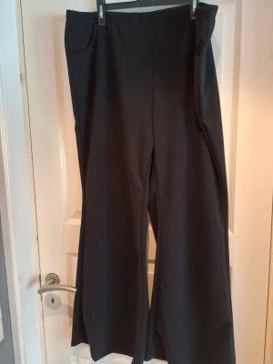 Svarta utsvängda byxor - Svarta utsvängda byxor/leggings. Storlek 3XL. Aldrig använda. Obs! Hund finns i hemmet. 