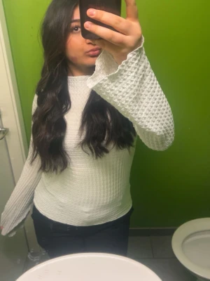 Långärmad tröja  - Vit långärmad tröja från Lager 157. Den är i storlek S men kan även passa M. Använd endast 3 gånger.