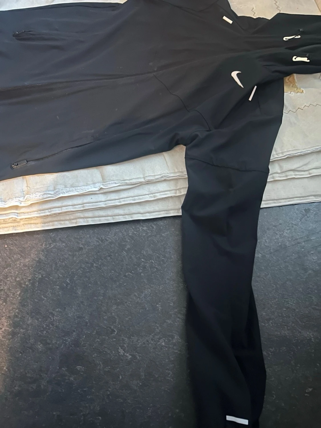 Svart Nike vindjacka med luva - 1