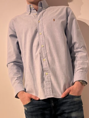 Ljusblå skjorta från Ralph Lauren - Storlek S modellen är 180 och väger 70💯✌️ hör av er vid minsta fråga eller fundering😊✌️