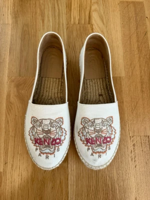 Vita Kenzo Espadrillos - Säljer ett par vita Espadrillos. Perfekta för dig som vill sticka ut med ett par snygga och bekväma skor. Passar fint till sommaren 