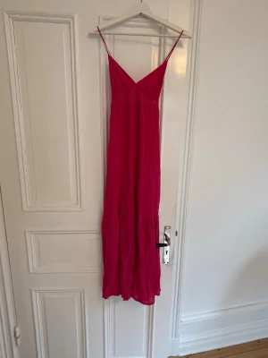 Rosa klänning  - En snygg rosa långklänning med smala axelband och v-ringning. storlek xs från H&M. Den är lite genomskinlig💕