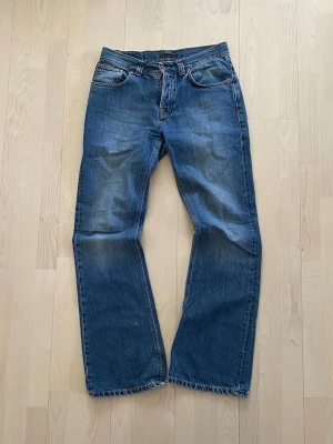 Bootcut Nudie Jeans - Tjena! Säljer nu dessa extremt snygga bootcut jeans från Nudie med en sjuk tvätt. Modellen ”flare Glenn”. Storlek 33/34. Midja=80 cm, innerbenslängd=83 cm. Fint skick! Pris är inte hugget i sten så hör av dig vid minsta fundering:)
