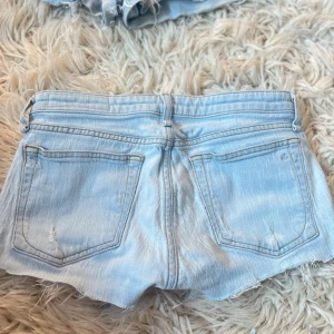 F9 Ljusblåa lågmidjade jeanshorts med slitningar  - MASSA FFLER LOWRISE SHORTS PÅ MIN PROFIL! Midja ca 39 cm + mycket stretch