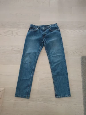 GABBA jeans Blå raka jeans i klassisk modell - Säljer ett par GABBA blå jeans med rak passform Jeansen har normal midja och är gjorda i klassisk denim. Storlek 33 midja längd 34 bra skick