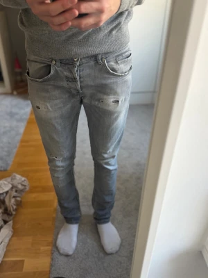 Dondup jeans - Hej, säljer nu dessa sjukt sällsynta och snygga Dondup jeans. | Jeansen är väldigt använda men har mycket kvar att ge, D:et är borta på jeansen men inget märkvärdigt. | Modellen är 180 och väger 70.