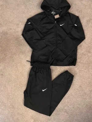 Nike Miller set - Nike Miller set i storlek S, helt ny bara testat på hemma.