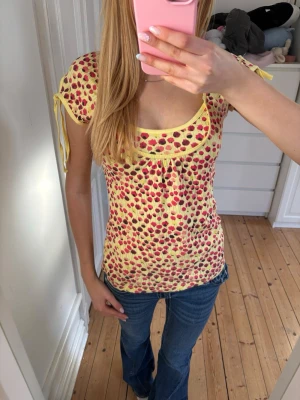 Mönstrad topp - Supersöt gul topp med mönster. Storlek M men passar mindre också, jag brukar ha xs för referens💕