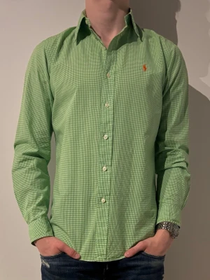 Grön rutig skjorta från Ralph Lauren - Storlek M men passar mer S modellen är 180 och väger 70💯✌️ hör av er vid minsta fråga eller fundering😊✌️