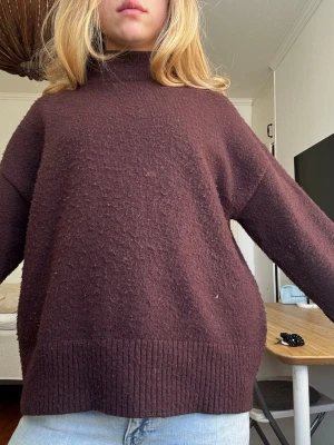 Mörkbrun stickad polotröja - Stickad tröja med halvpolo 💓