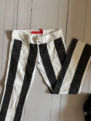 Unika lågmidjade bootcut jeans - Supercoola jeans från fishbone, kommer ej till användning tyvärr🩷