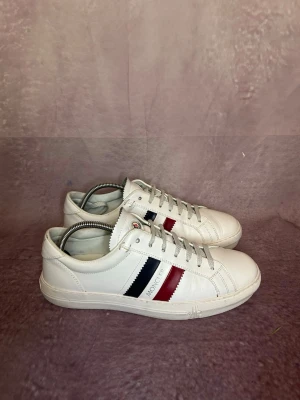 Moncler skor - Mycket fint skick | Size 42,5 ≈ 42 | fraktar inom 24 timmar | för att köpa klicka ”köp nu” | vid frågor eller funderingar skriv en meddelande | följare får bättre rabatter🙌