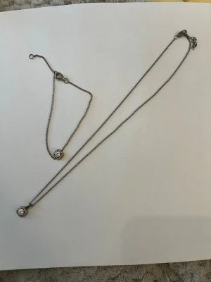 Armband och halsband  - Vet inte vart dom är köpta, tappat lite färg 