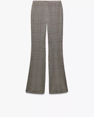 Rutigt set med väst (M)  och utsvängda byxor (s) - Snygg byxdress med svartvitt hundtandsmönster. Setet består av en ärmlös väst med stora svarta knappar och ett par utsvängda byxor med hög midja. S for the size Perfekt för dig som gillar retrovibbar och vill sticka ut. Materialet känns som en mjuk och lite tjockare väv.