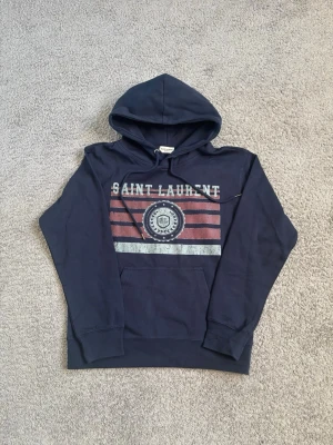 Saint Laurent hoodie  - Tja, säljer en tvär fet saint Laurent hoodie i storlek M(sitter som S) moddelen är 178cm och den sitter perfekt, väldigt eftertraktad hoodie som kom privat vid minsta lilla och pris går självklart att diskutera🍾🍾🥂